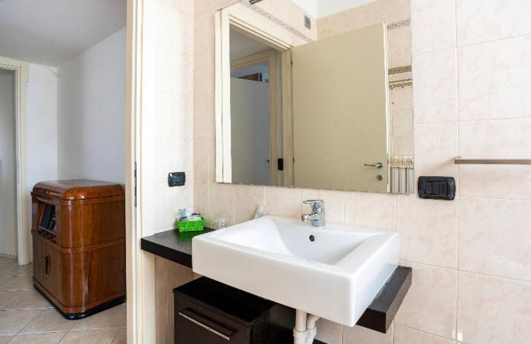 Casti - Appartamento Mm3 Comasina Milan Exterior photo
